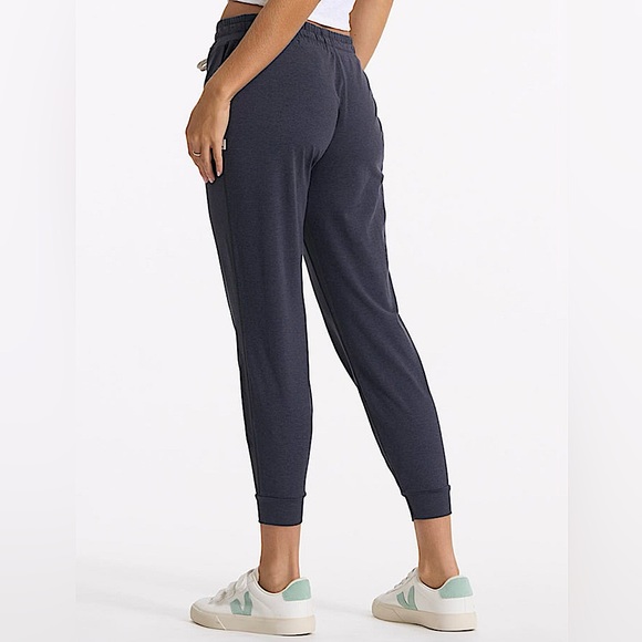 Vuori performance joggers - Picture 3 of 4